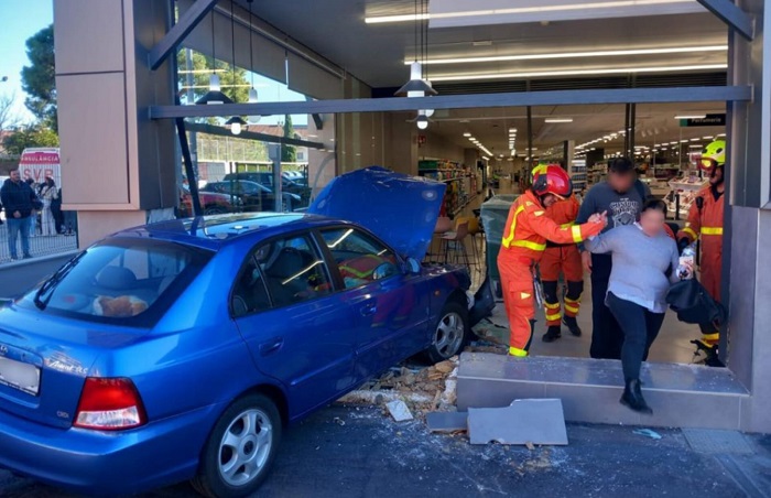 Cuatre ferits després xocar un cotxe contra un supermercat a Burjassot